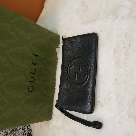 Gucci Handbags - GUCCI Pebbled Calfskin Soho Wristlet Black Excellent Condition